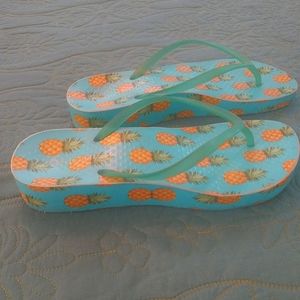 Vionic Beach Ladies Sz 10 Pineapple Flip Flops